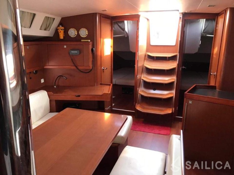 Oceanis 45 - Photo #10 Oceanis 45 - Yacht Charter Sailica