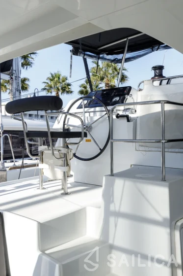 Lagoon 42 - Yacht Charter Sailica