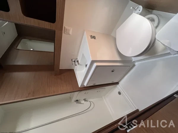 Lagoon 42 - Yacht Charter Sailica