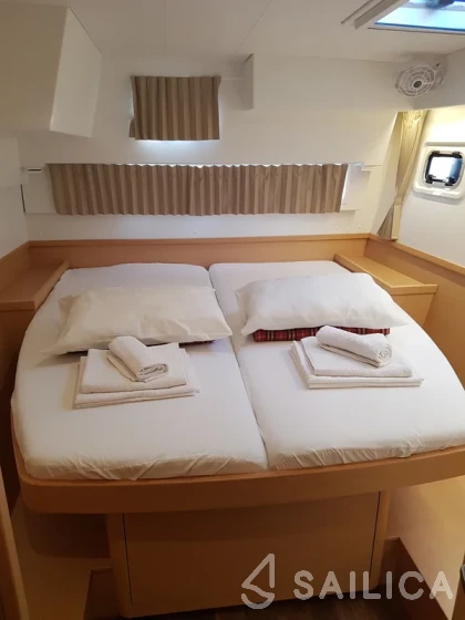 Lagoon 42 - Yacht Charter Sailica