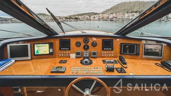 Falcon 86 - Photo #23 Falcon 86 - Yacht Charter Sailica