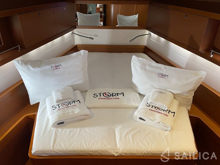 Oceanis 45 - Yacht Charter Sailica