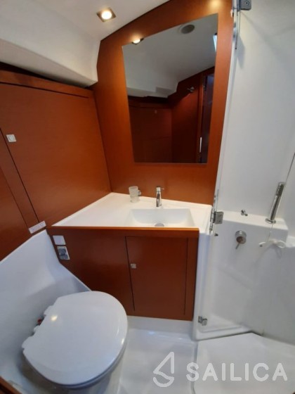 Oceanis 45 - Yacht Charter Sailica