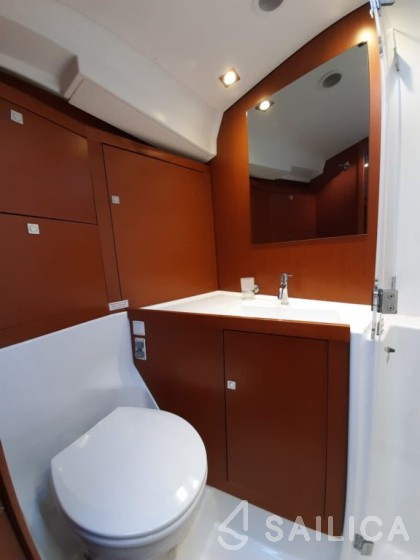 Oceanis 45 - Yacht Charter Sailica