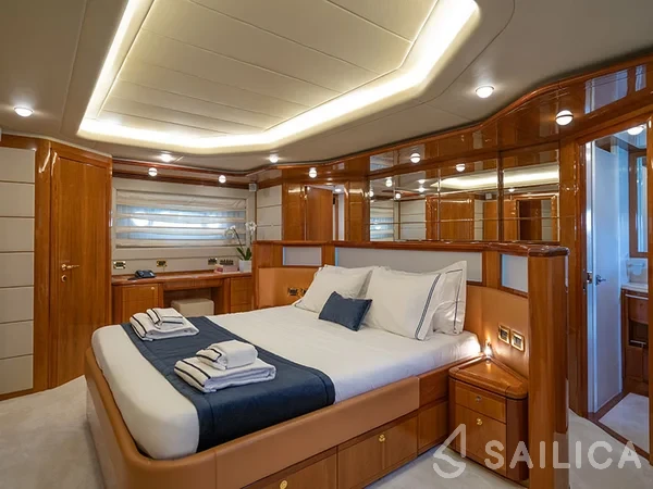 Ferretti 880 - Yacht Charter Sailica
