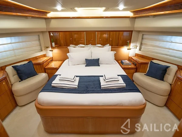 Ferretti 880 - Yacht Charter Sailica