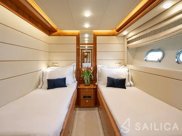 Ferretti 880 - Yacht Charter Sailica