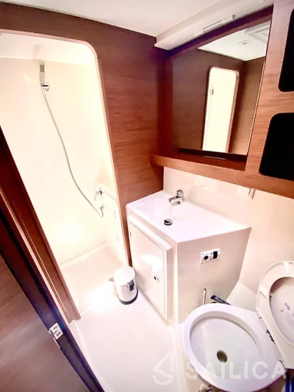 Lagoon 42 - Yacht Charter Sailica