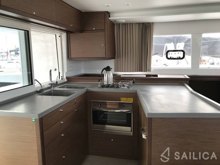 Lagoon 450 S - 4 + 2 cab. - Yacht Charter Sailica