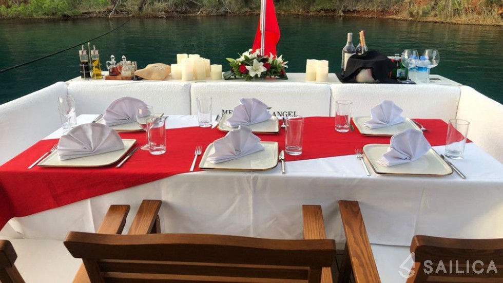 Galeon 640 Fly - Yacht Charter Sailica