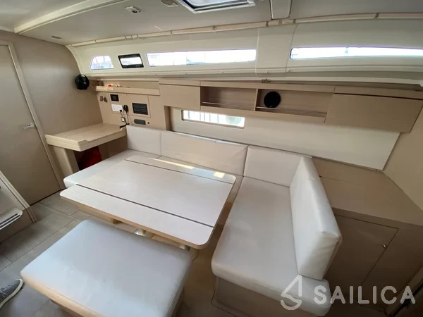 Oceanis 40.1 - Yacht Charter Sailica