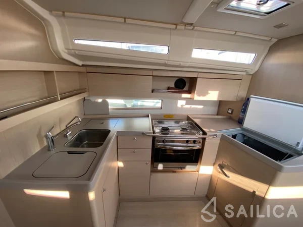 Oceanis 40.1 - Yacht Charter Sailica
