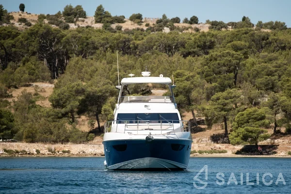 Azimut 60 - Yacht Charter Sailica