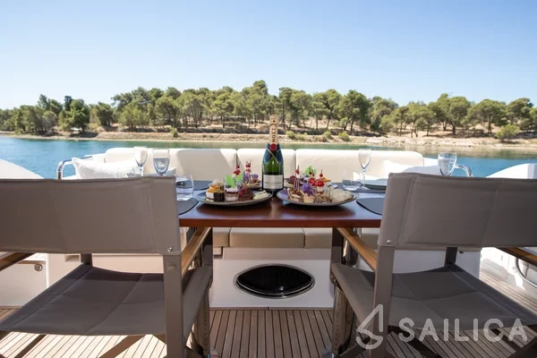 Azimut 60 - Yacht Charter Sailica