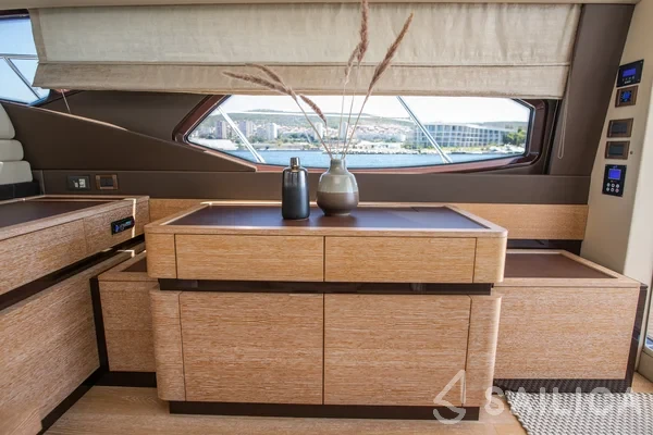 Azimut 60 - Yacht Charter Sailica