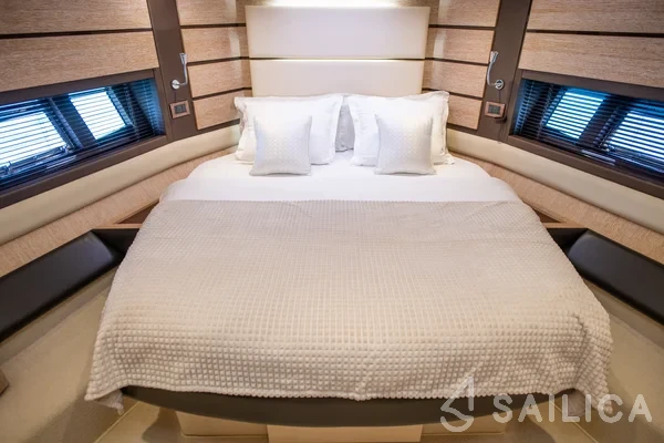 Azimut 60 - Yacht Charter Sailica