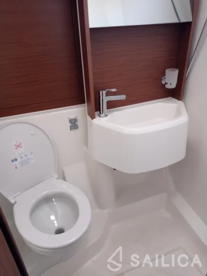 Oceanis 51.1 - Yacht Charter Sailica