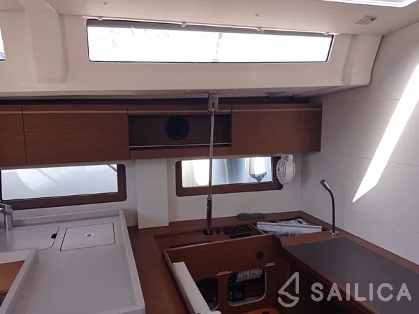 Oceanis 51.1 - Yacht Charter Sailica