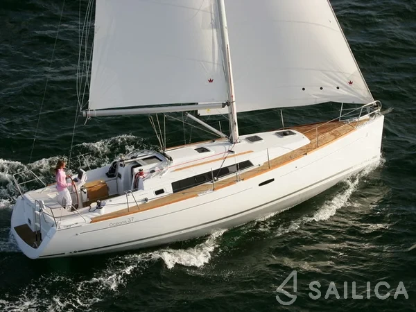 Oceanis 37 - Yacht Charter Sailica
