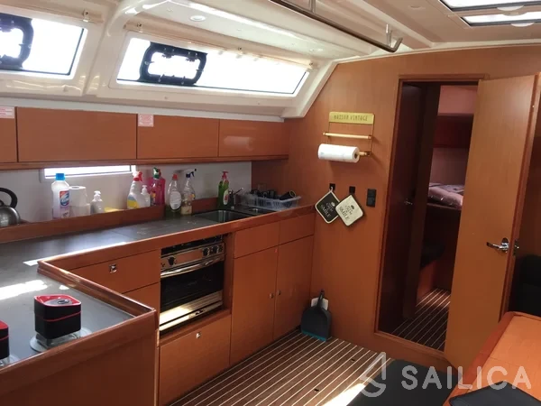 Bavaria 46 Cruiser - Photo #11 Bavaria 46 Cruiser - Yacht Charter Sailica