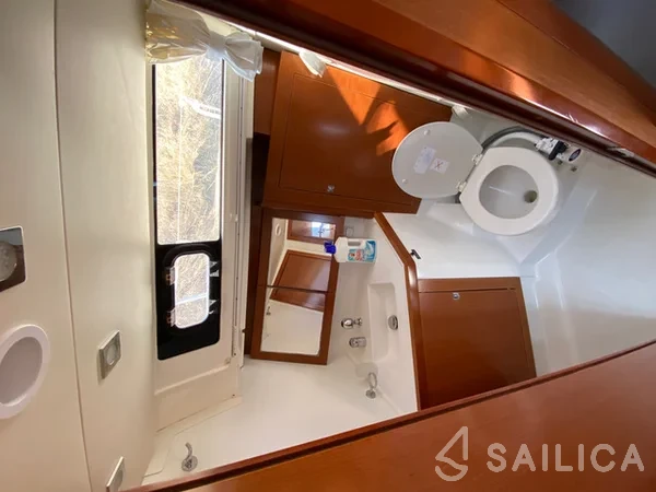 Oceanis 45 - Yacht Charter Sailica