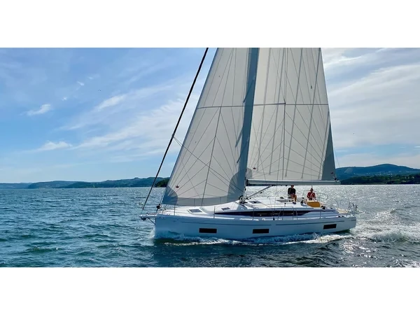 Bavaria 46 Cruiser - Photo #19 Bavaria 46 Cruiser - Yacht Charter Sailica