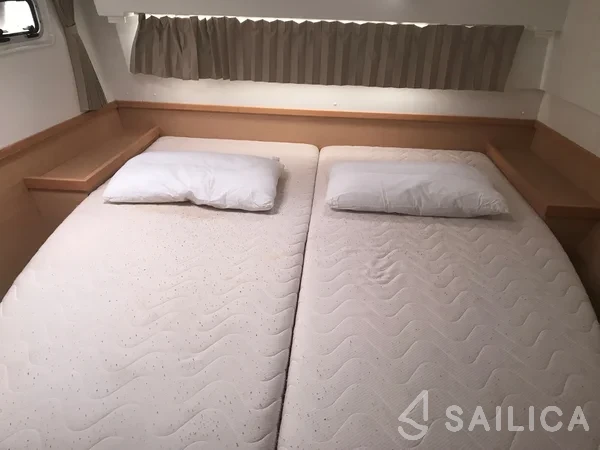 Lagoon 42 - Yacht Charter Sailica