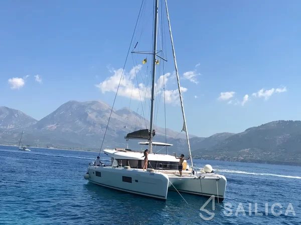 Lagoon 42 - Yacht Charter Sailica