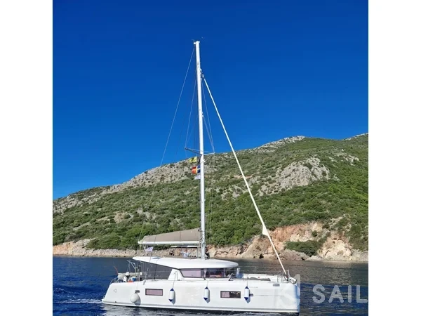 Lagoon 42 - Yacht Charter Sailica