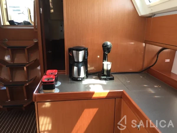 Bavaria 46 Cruiser - Photo #13 Bavaria 46 Cruiser - Yacht Charter Sailica