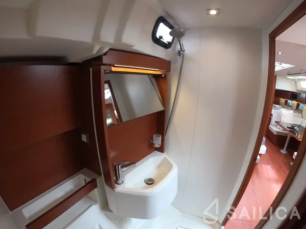 Oceanis 51.1 - Yacht Charter Sailica