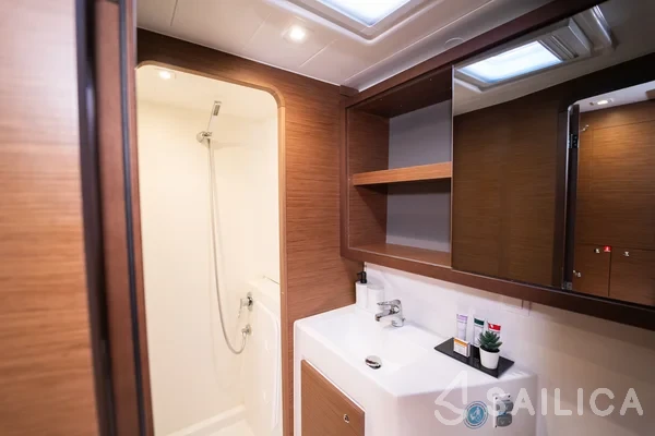 Lagoon 42 - Yacht Charter Sailica