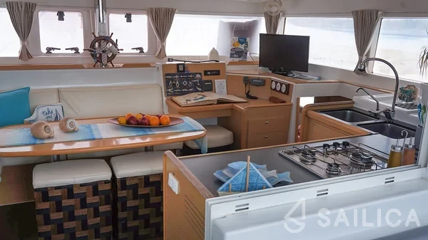 Lagoon 400 - Yacht Charter Sailica