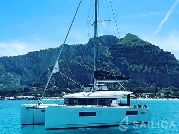 Lagoon 40 - Yacht Charter Sailica