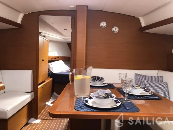 Sun Odyssey 419 - Photo #35 Sun Odyssey 419 - Yacht Charter Sailica
