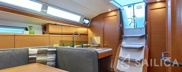 Sun Odyssey 419 - Photo #56 Sun Odyssey 419 - Yacht Charter Sailica