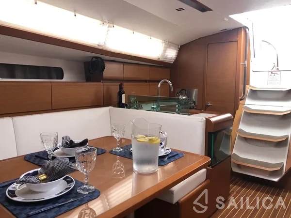 Sun Odyssey 419 - Photo #36 Sun Odyssey 419 - Yacht Charter Sailica
