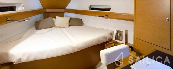 Sun Odyssey 419 - Photo #49 Sun Odyssey 419 - Yacht Charter Sailica