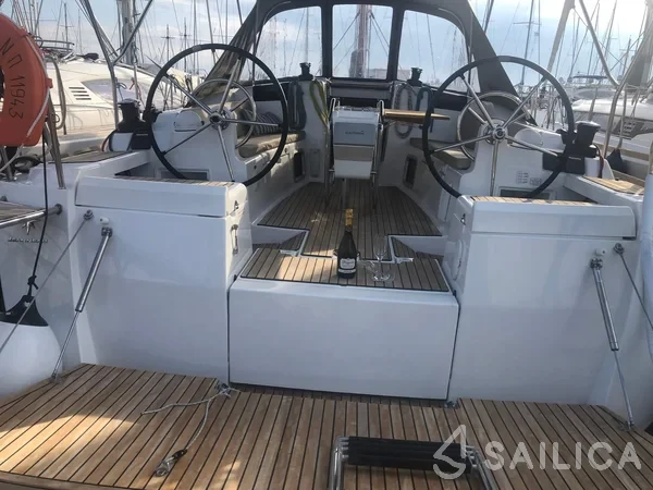 Sun Odyssey 419 - Photo #31 Sun Odyssey 419 - Yacht Charter Sailica