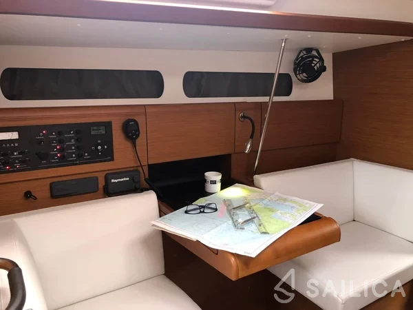 Sun Odyssey 419 - Photo #38 Sun Odyssey 419 - Yacht Charter Sailica