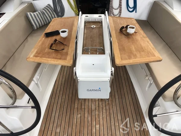 Sun Odyssey 419 - Photo #32 Sun Odyssey 419 - Yacht Charter Sailica
