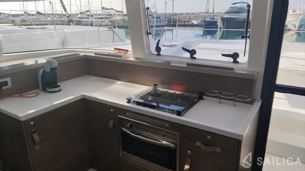Bali 4.2 - Yacht Charter Sailica