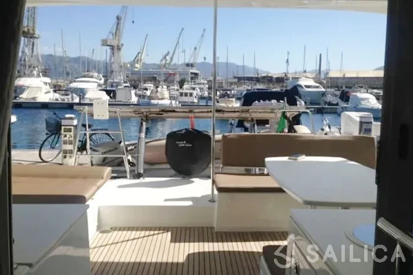 Lagoon 450  Flybridge - Yacht Charter Sailica