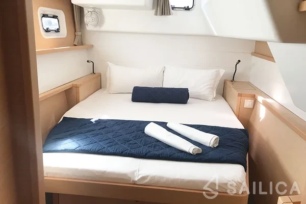 Lagoon 450  Flybridge - Yacht Charter Sailica