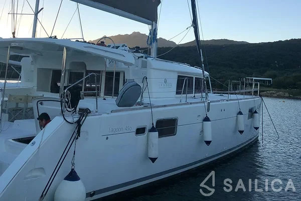 Lagoon 450  Flybridge - Yacht Charter Sailica
