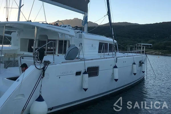 Lagoon 450  Flybridge - Yacht Charter Sailica