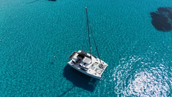 Lagoon 450  Flybridge - Yacht Charter Sailica
