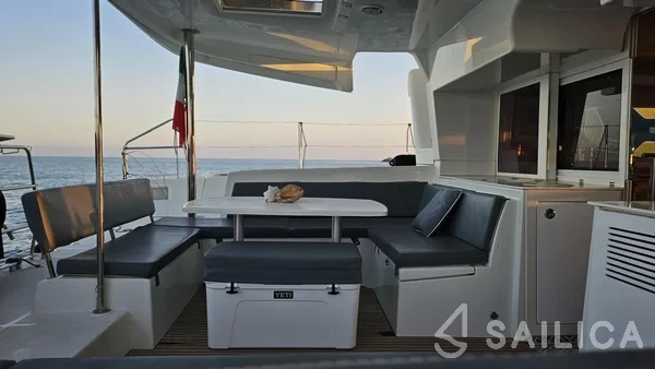 Lagoon 450  Flybridge - Yacht Charter Sailica