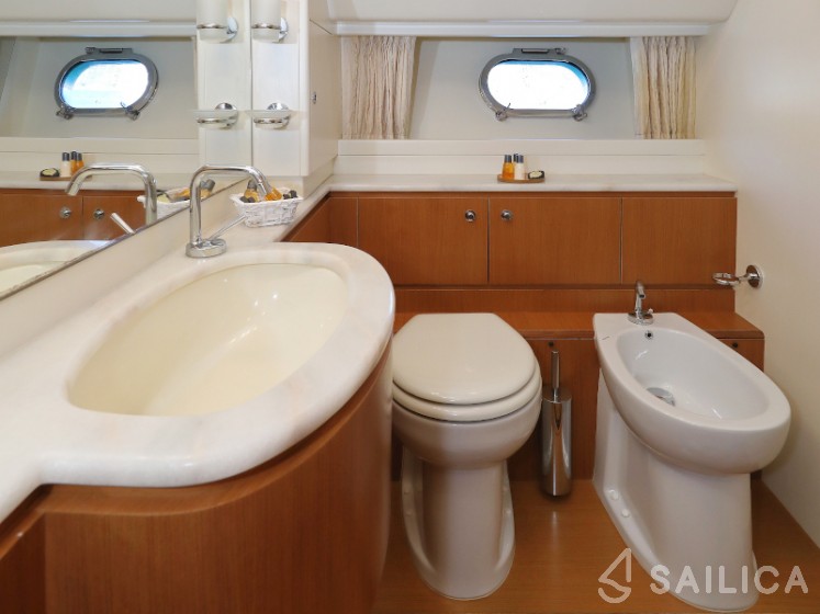 Ferretti 681 - Yacht Charter Sailica