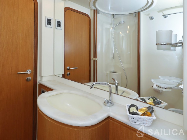 Ferretti 681 - Yacht Charter Sailica